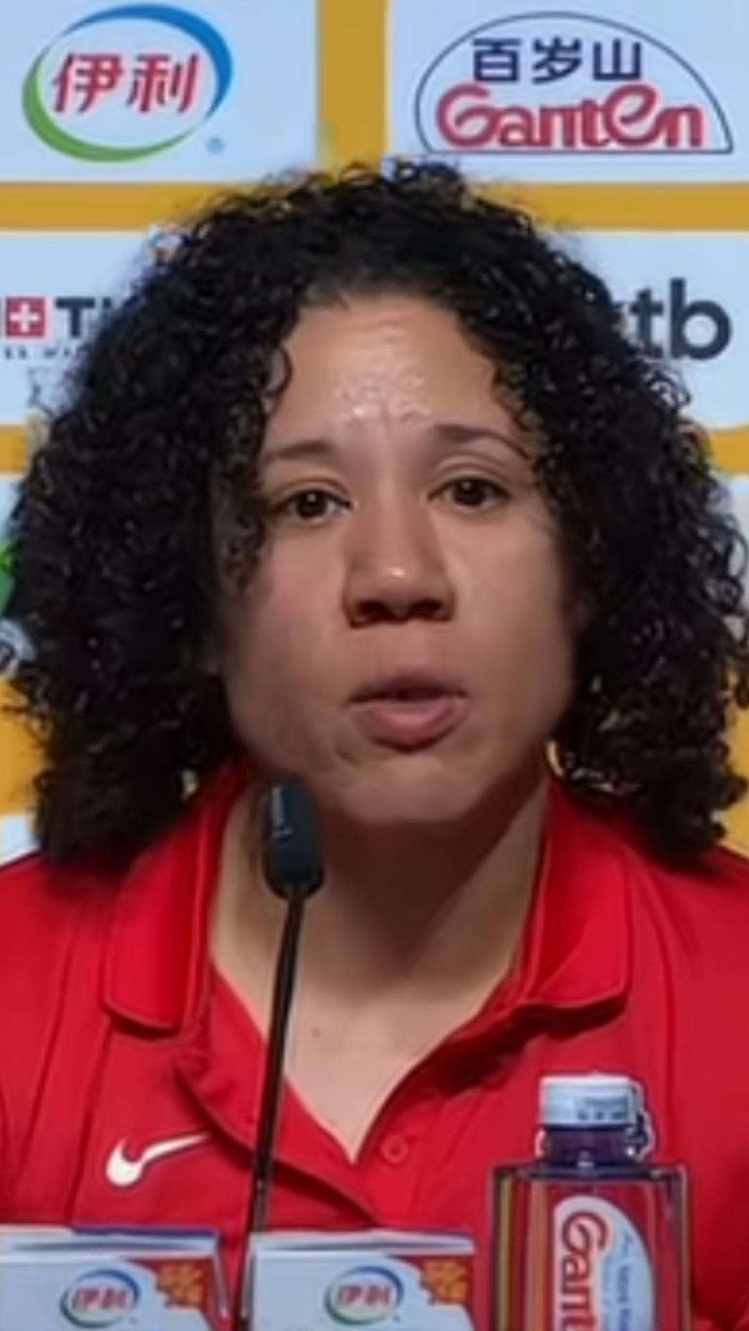 【据央视网消息，中国女篮世界杯首战输给美国队后，赛后美国女篮主教练卡拉对张子宇的