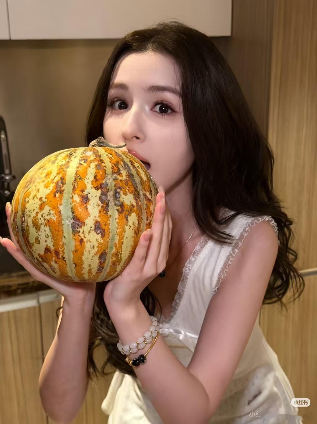 哈妮克孜手腕还没大枣粗看直播真的被哈妮克孜惊到，拿家乡大枣和手腕放在一起对比，没