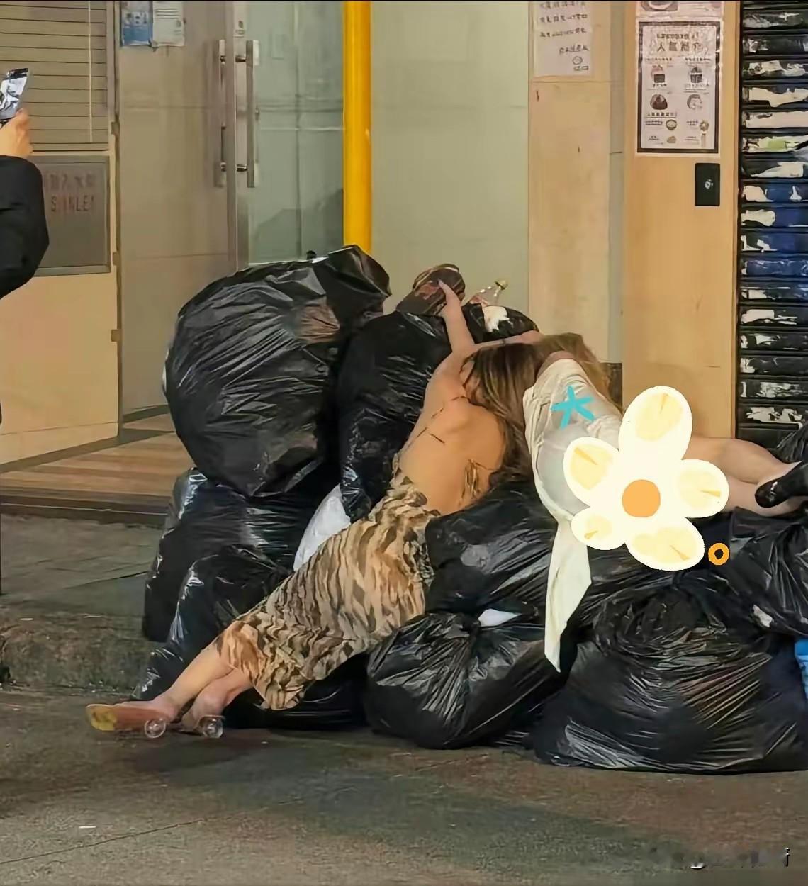 真真败家玩意，不会过日子呐！
这才8成新就丢了，洗洗刷刷不是照样用吗？[捂脸]