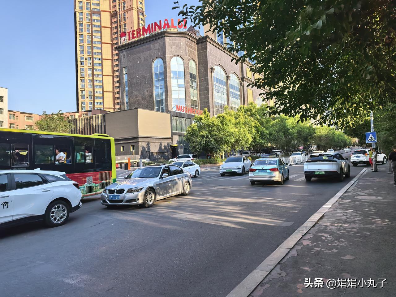实拍乌鲁木齐今天气温直冲42℃！今年这高温真的颠覆认知，做为土生土长的乌鲁木齐人