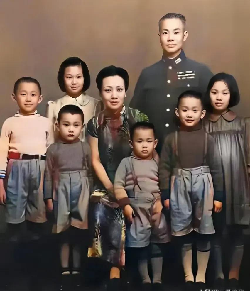 1945年，重庆，国军后勤部总司令，陈诚和家人一张罕见的全家福，照片中坐在最中间