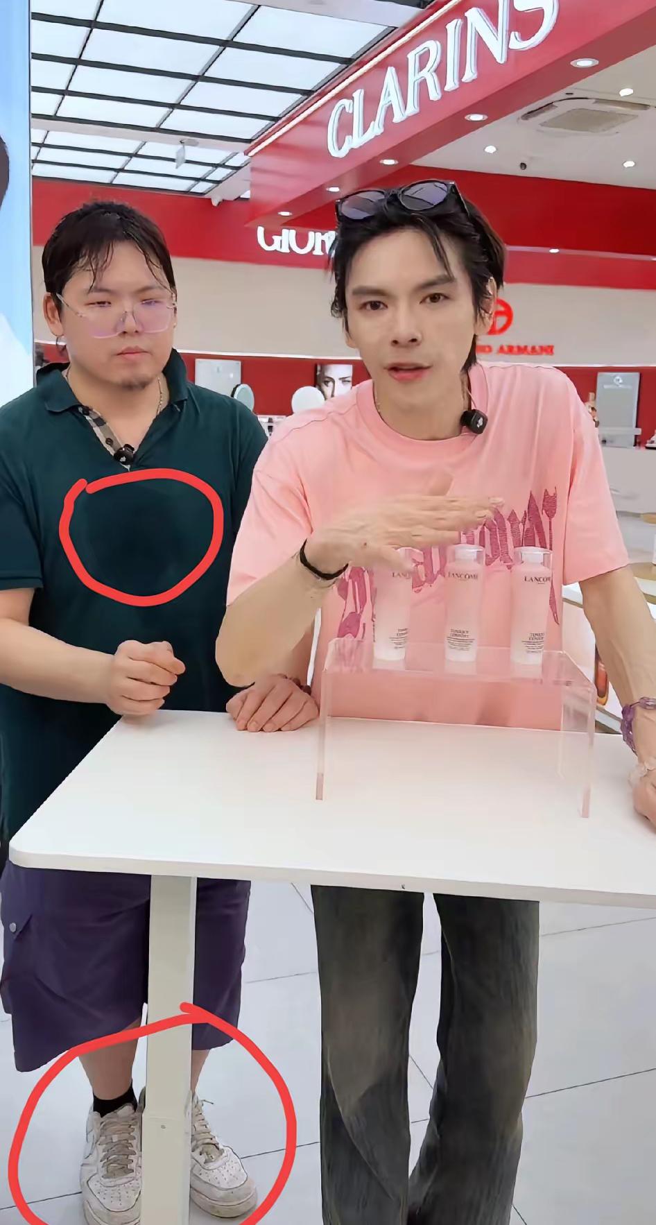 向佑的日子过得不太好，在向佐的直播间，两人的状态和打扮差别也非常明显的，向佐一副