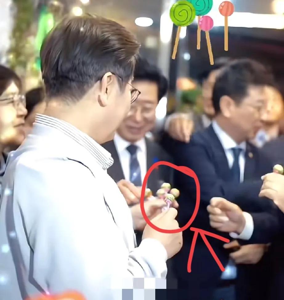 看李在明的发棒棒糖时，
美女发言人安贵玲的眼神就明白，为什么李在明不选一个有过政