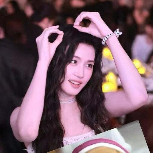 卢昱晓嘉人晚宴内场路透曝光，其佩戴蝴蝶结比心的画面简直太迷人，那笑容甜度简直爆表