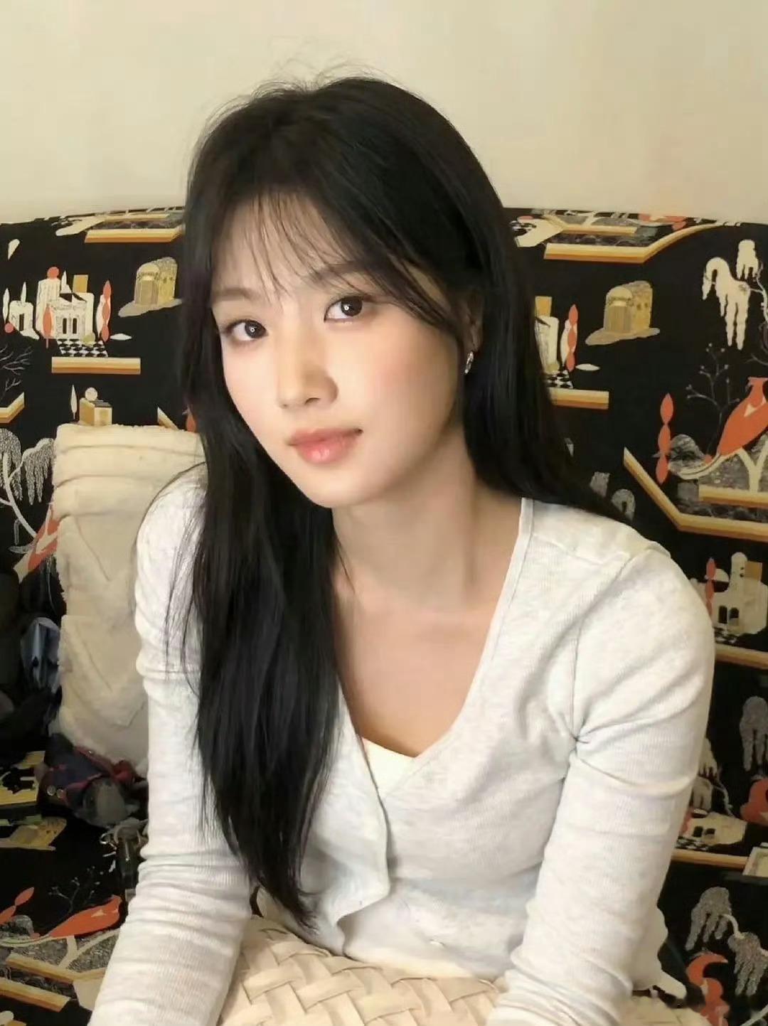 卢昱晓这一次的妆容，确实是有几分像刘亦菲了，至少没以前那么邋遢了 ​​​