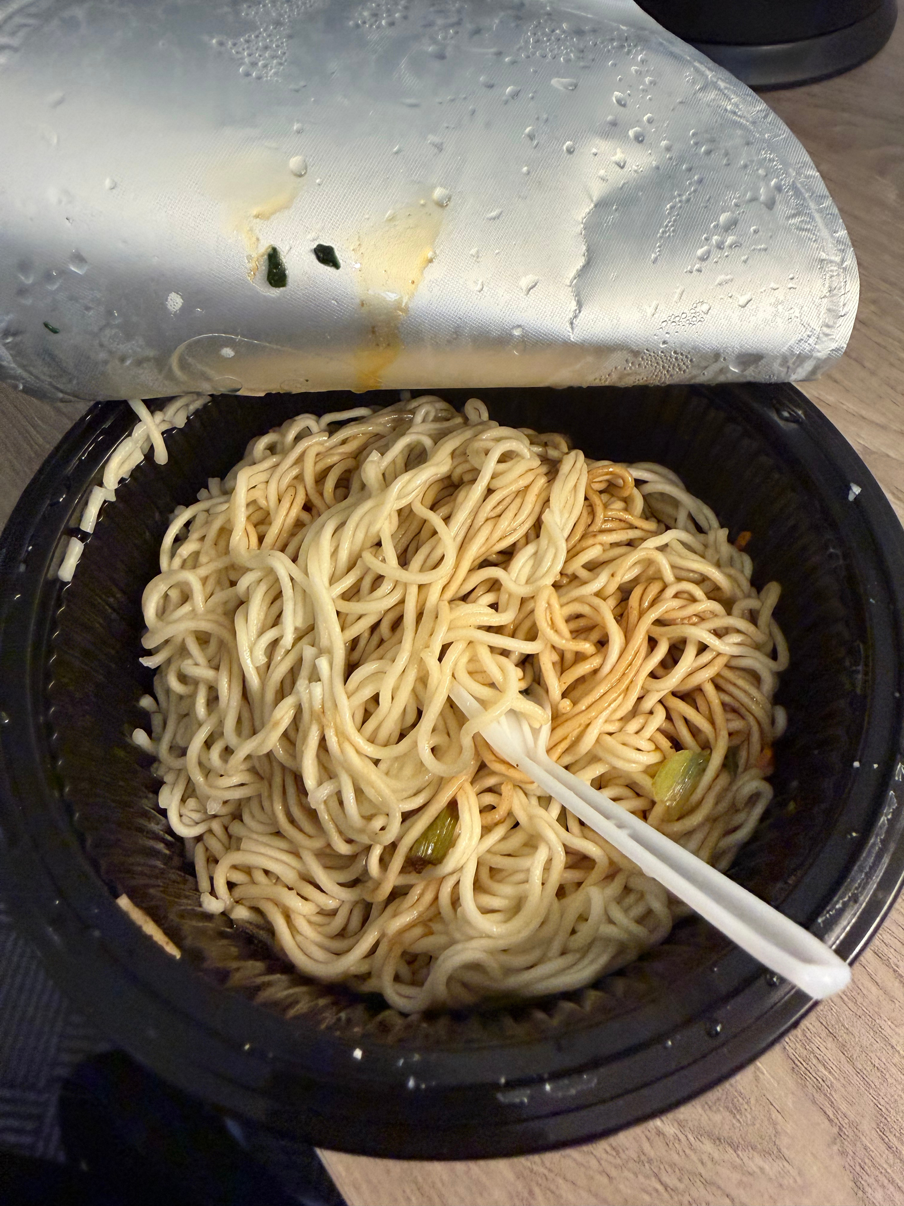 出去走了走，就一家韩国的什么店开门，一堆人排队，工作人员刚上班，应该做太慢了，回
