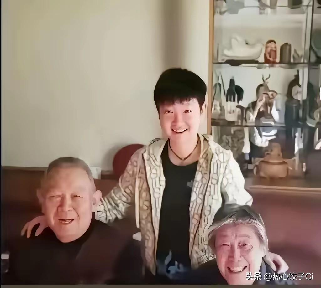 有人对莎莎的父母说，感谢你培养这么好的孩子。莎莎的妈妈说，老爷子在电视机旁跟他们