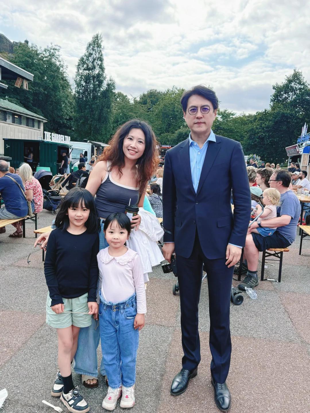 靳东近况：从荧幕演员，慢慢活成文艺管理者
 
如今的靳东，早就不只是大家印象里荧