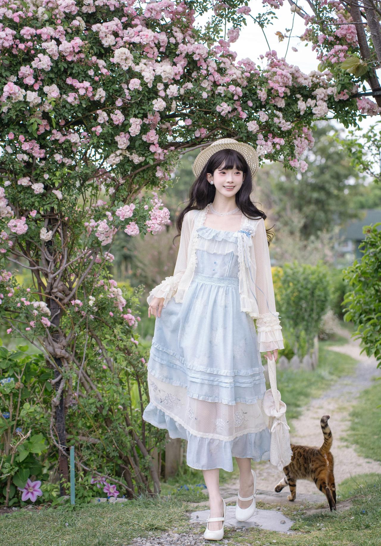 春日生活打卡季蔷薇把拱门酿成粉色梦境，我提着藤篮踏入——裙摆的蕾丝吻过风，草帽的