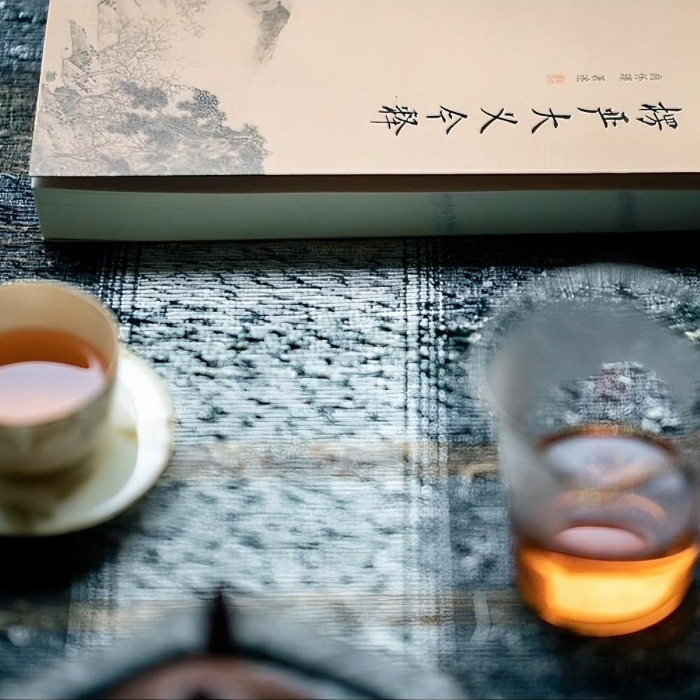 《幽境·鹧鸪天变体》
叶舞清波似世途，浮沉辗转意难殊。浓时曾逐喧哗梦，淡处方知静