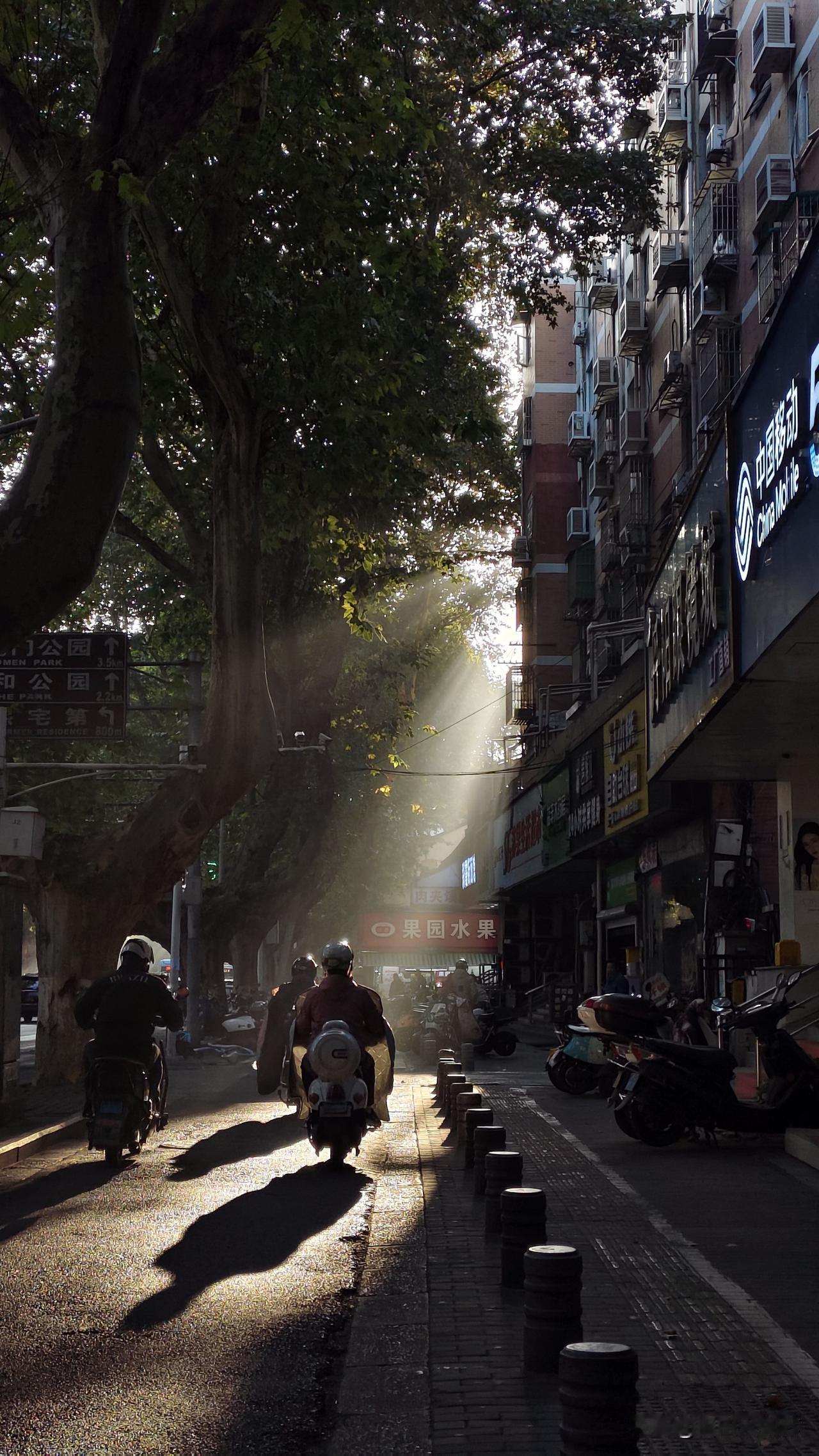 清晨，雾霾，送孩子去学校后，懒得回办公室拿相机，直接去了趟老门东。

这时候的人