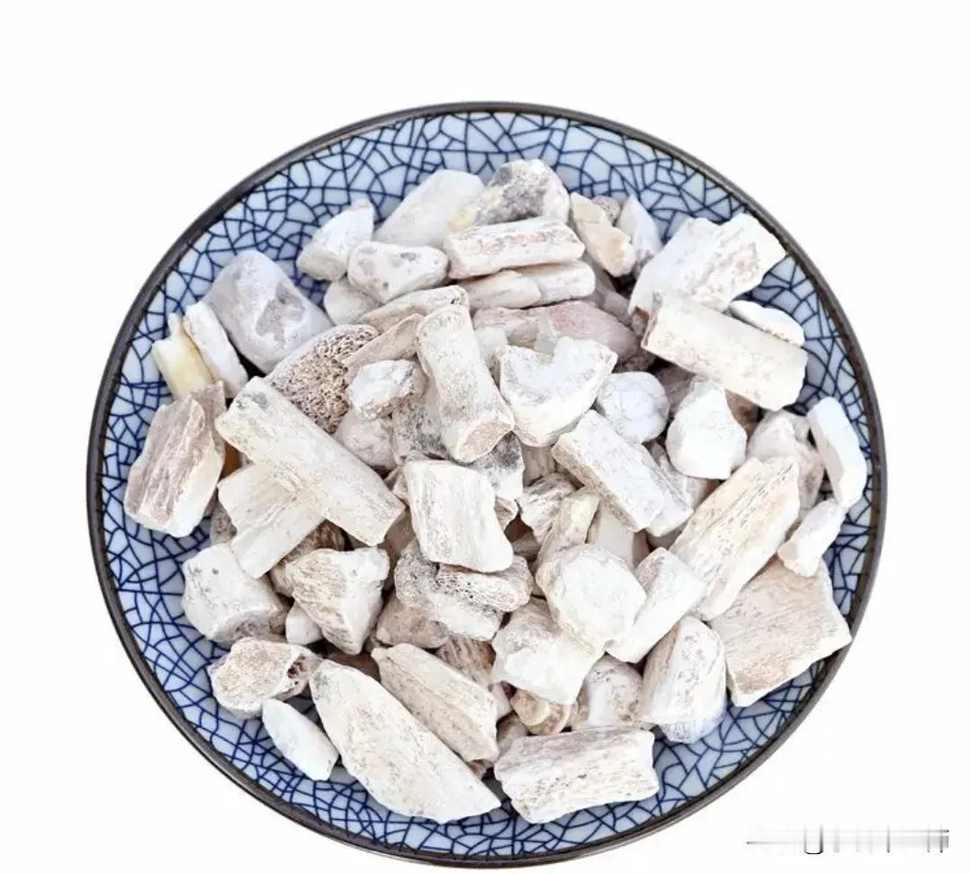 很多老年人的腿抽筋，尤其是夜里腿抽筋，吃很多钙片都不管用，张庆军老师的经验，吃龙