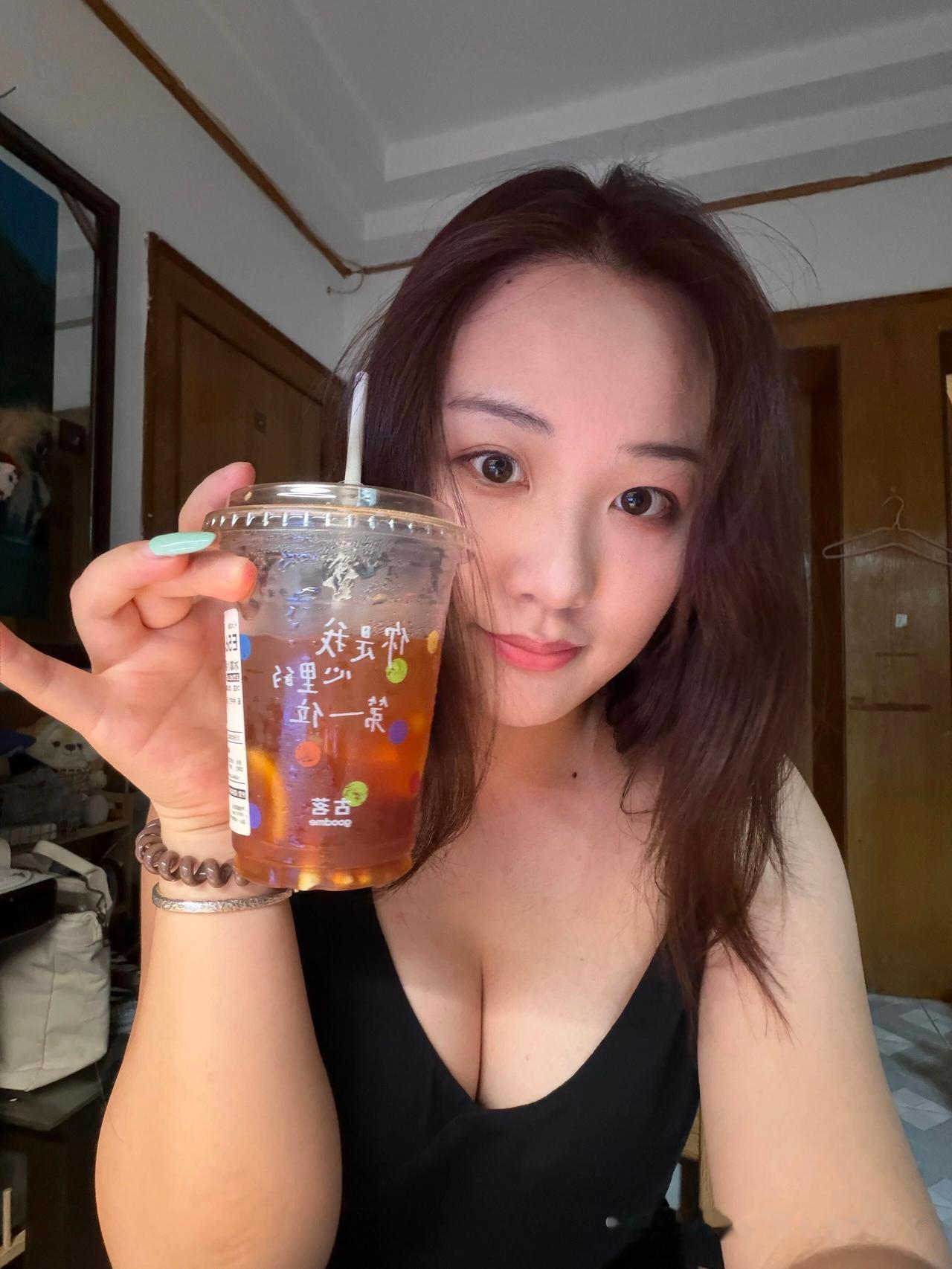 拿着奶茶自拍，感觉好幸福！