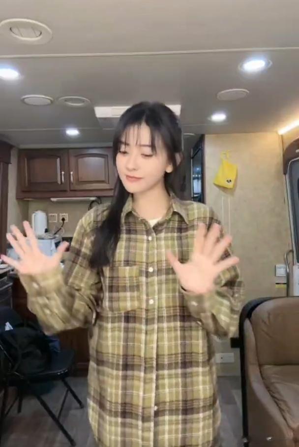 #梁洁跳舞好像在抓蚊子#咱就是说梁洁这个表现是真的很有趣了，就像抓蚊子一样，主打
