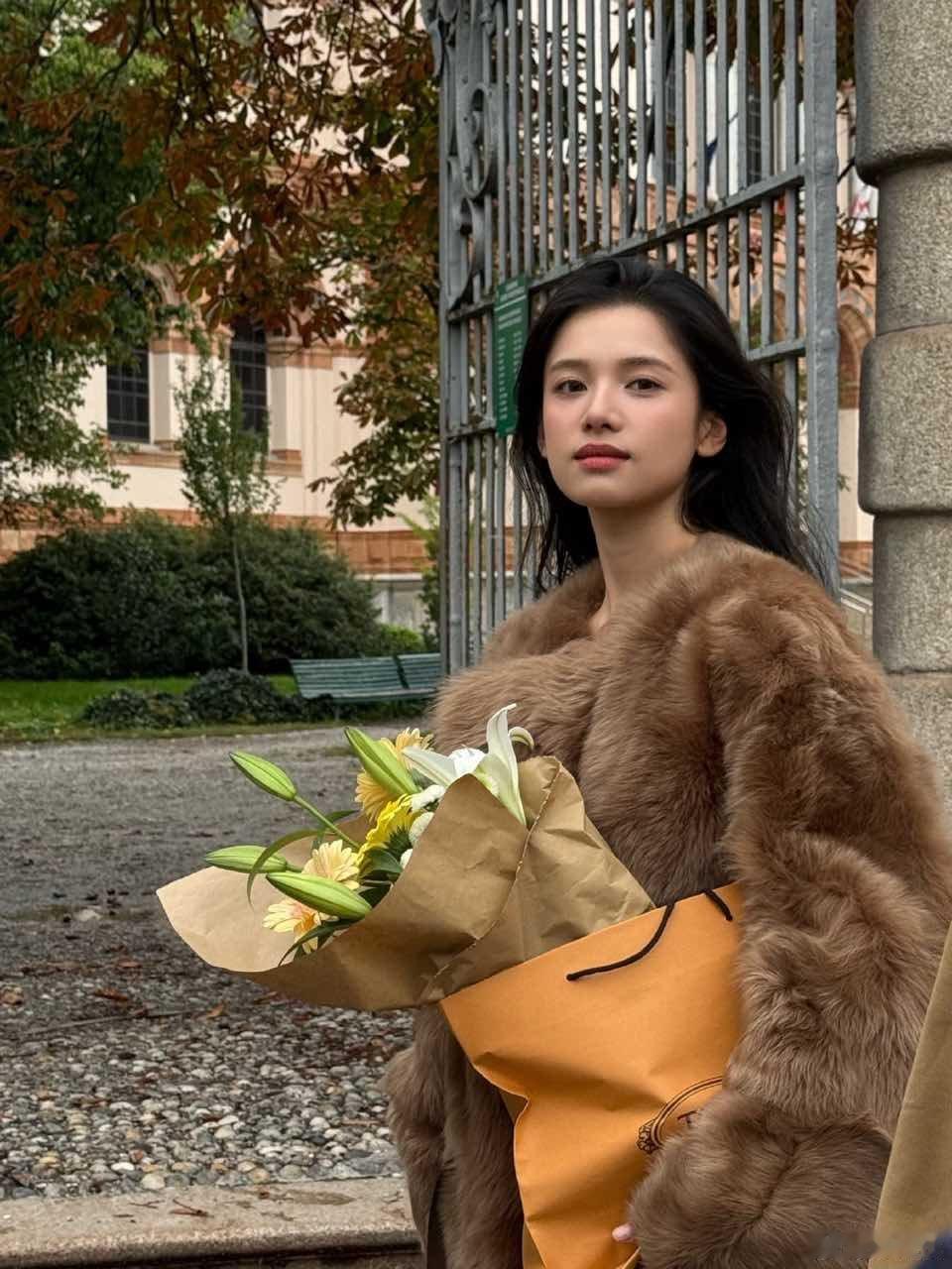 张婧仪米兰遇到了二十岁的狗狗张婧仪抱花头像张婧仪抱花头像有了，速速用上 ​ ​​
