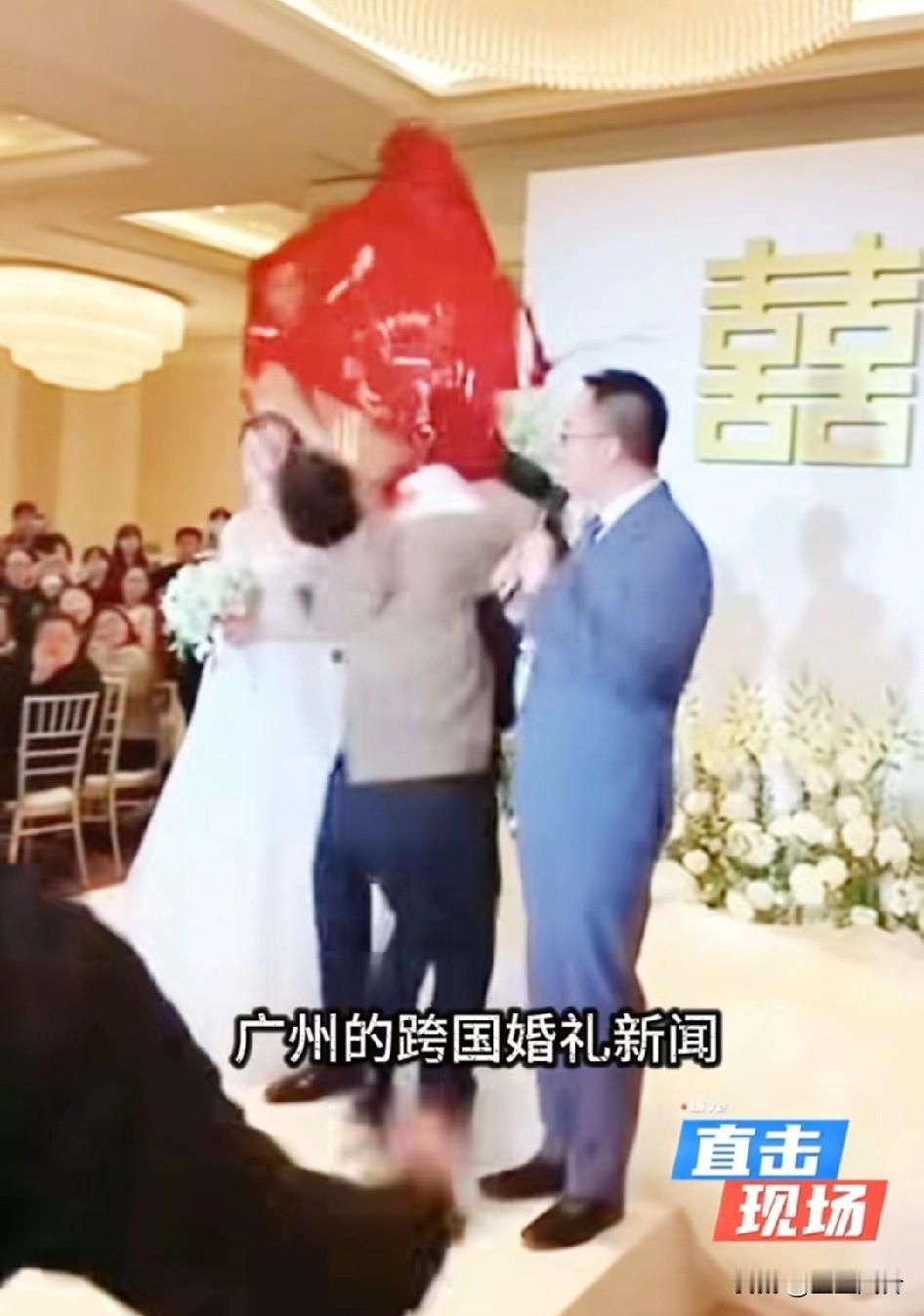 黑人新郎被泼红油漆，洁白婚纱被染鲜红，新郎满头满脸都是红油漆，太毁三观了
不过怀