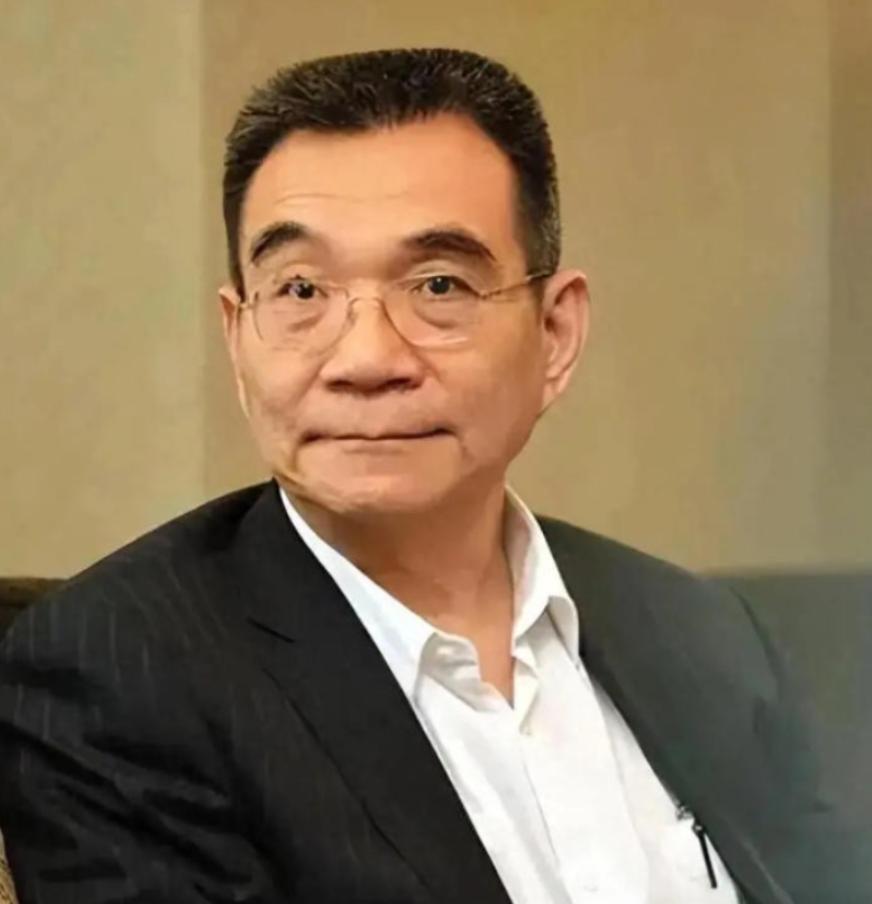 1979年，一名台湾连长冒死游泳横渡台湾海峡回到了祖国大陆，而他的妻子在接受审问