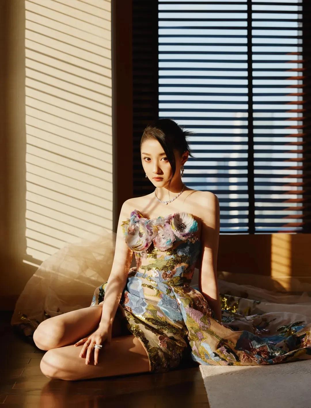 鹿晗与关晓彤：8年顶流爱情，能否跨越“配不配”的审判？  

在娱乐圈的聚光灯下