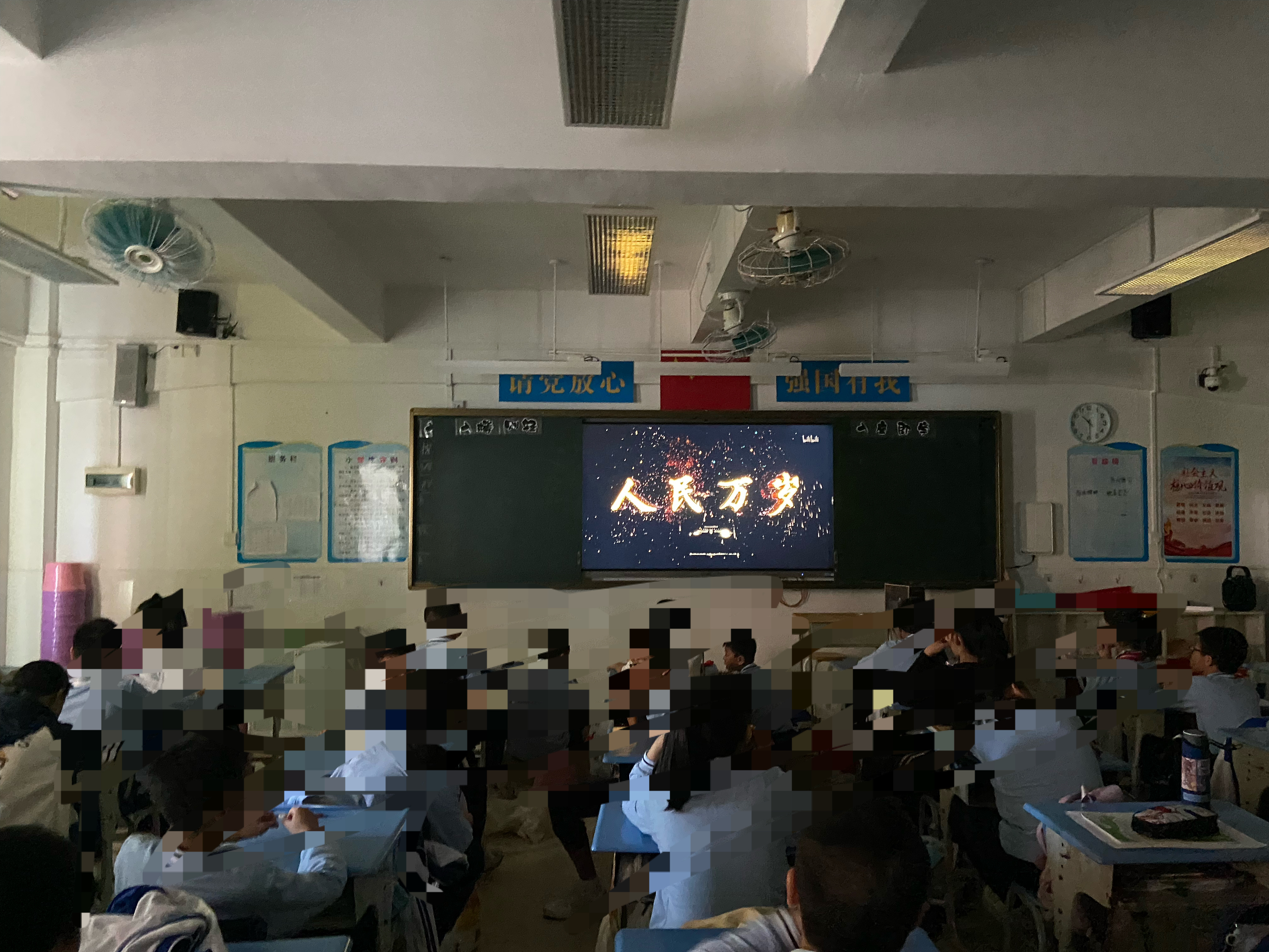 子牛流沙[超话]  网友投稿：我是一名人民教师，利用学校体育节的空隙给孩子们放映