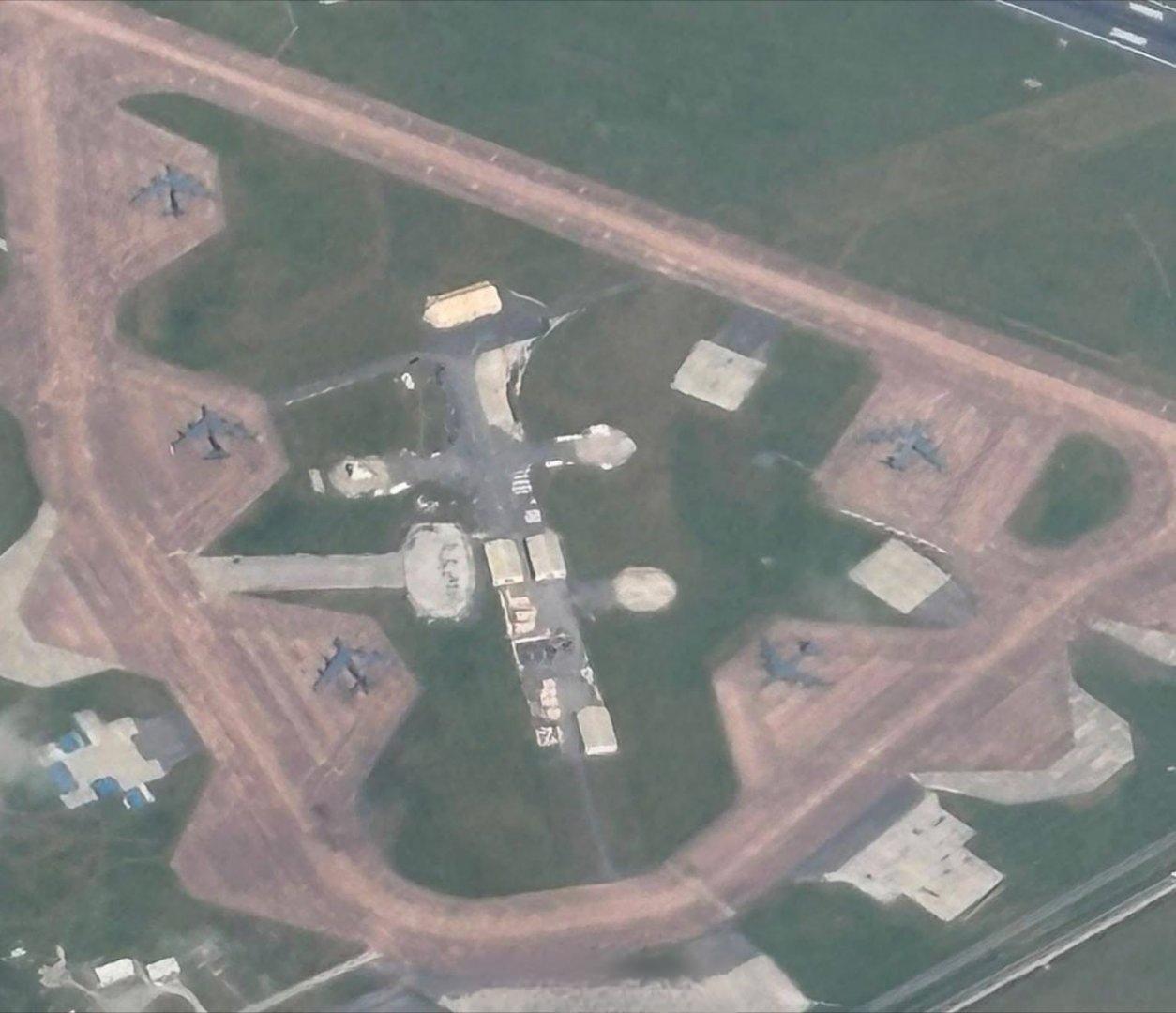 英国费尔福德空军基地的卫星图像显示美国空军的13架B-1轰炸机和5架B-52轰炸
