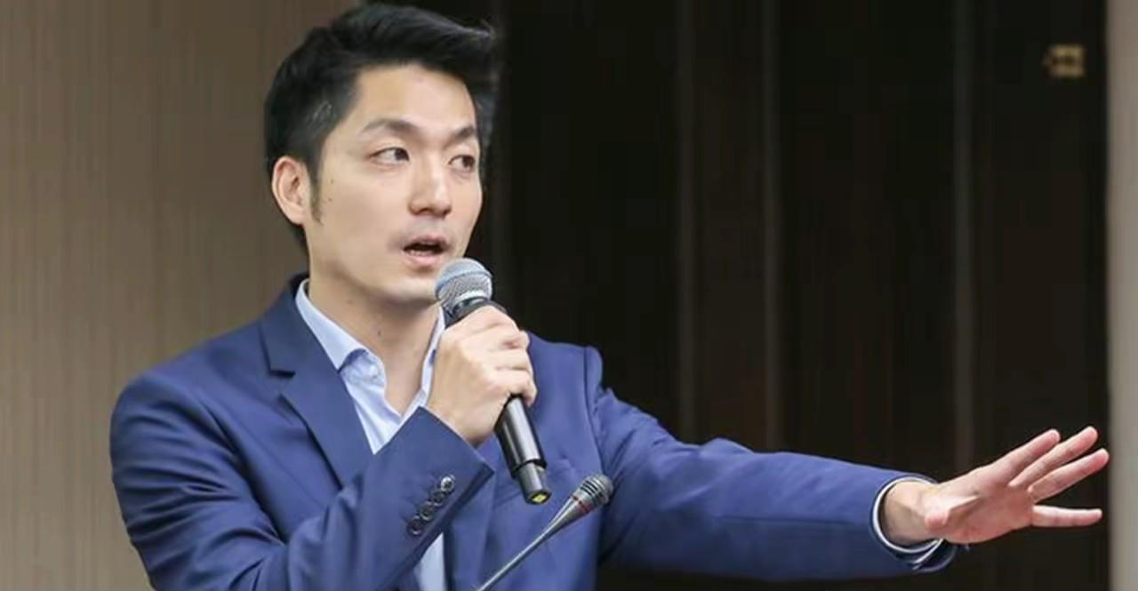 蒋万安22日谴责大陆“打压台湾国际空间”，话音未落，震传媒民调同天出炉，他成了蓝