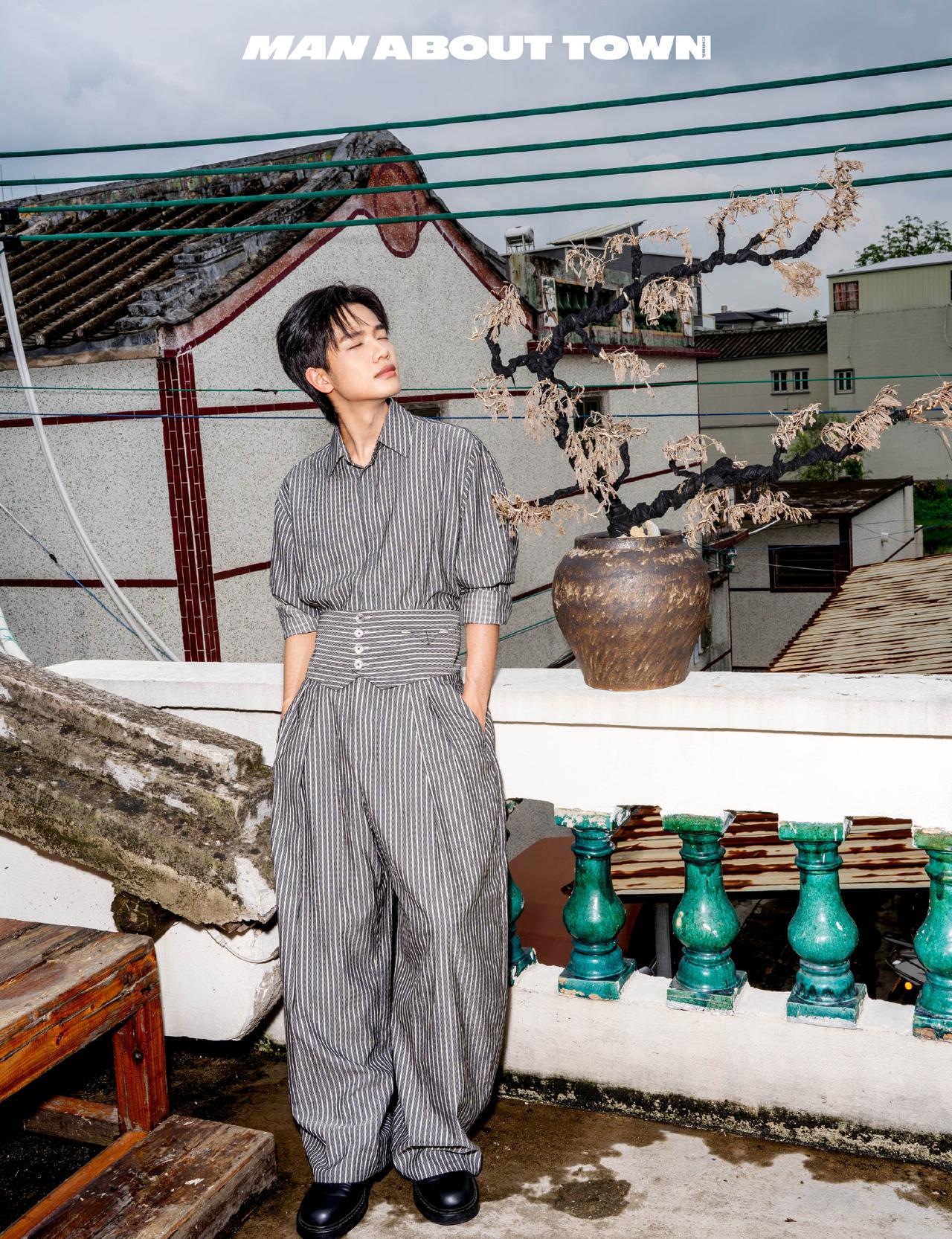 谁说新人没排面？王彦桐双杂志同发，西装少年感切换无缝衔接。

王彦桐这次直接拿下