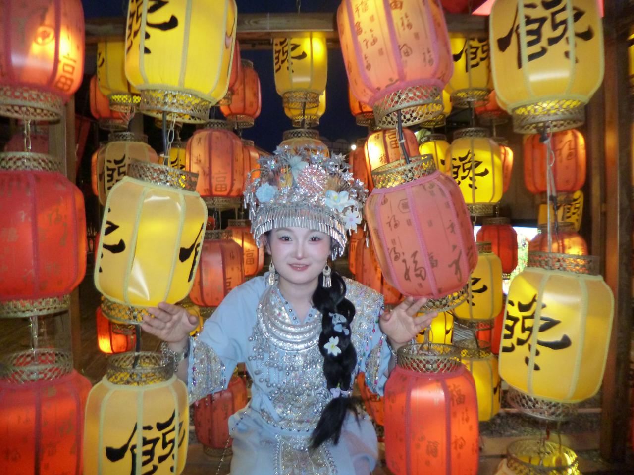 古镇随拍穿苗服的小仙女 做一次苗疆姑娘 苗疆服饰体验 民族风夜景氛围