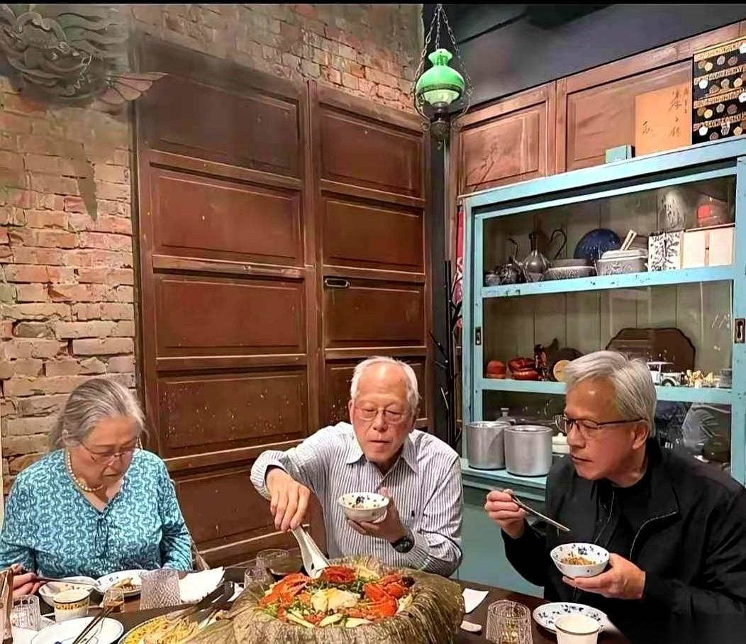 聊聊那个英伟达的黄仁勋。
全球的算力，差不多都攥在他手里。但他手里的筷子，却在小