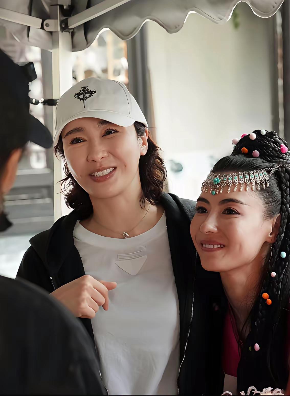 两人都有“梨式小酒窝”！曾经美得惊世骇俗，没想到私下竟是20多年的好闺蜜。一个穿