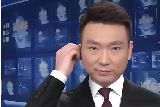 2020年，康辉在《新闻联播》直播时，突然用了2秒钟去调整耳机，没曾想，就是这个