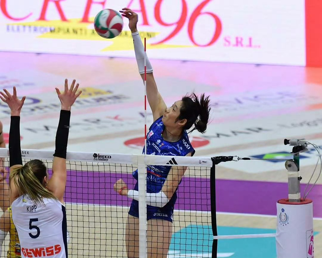 意甲女排第20轮，科内利亚诺主场3比0完胜贝加莫，25比20、25比23、25比