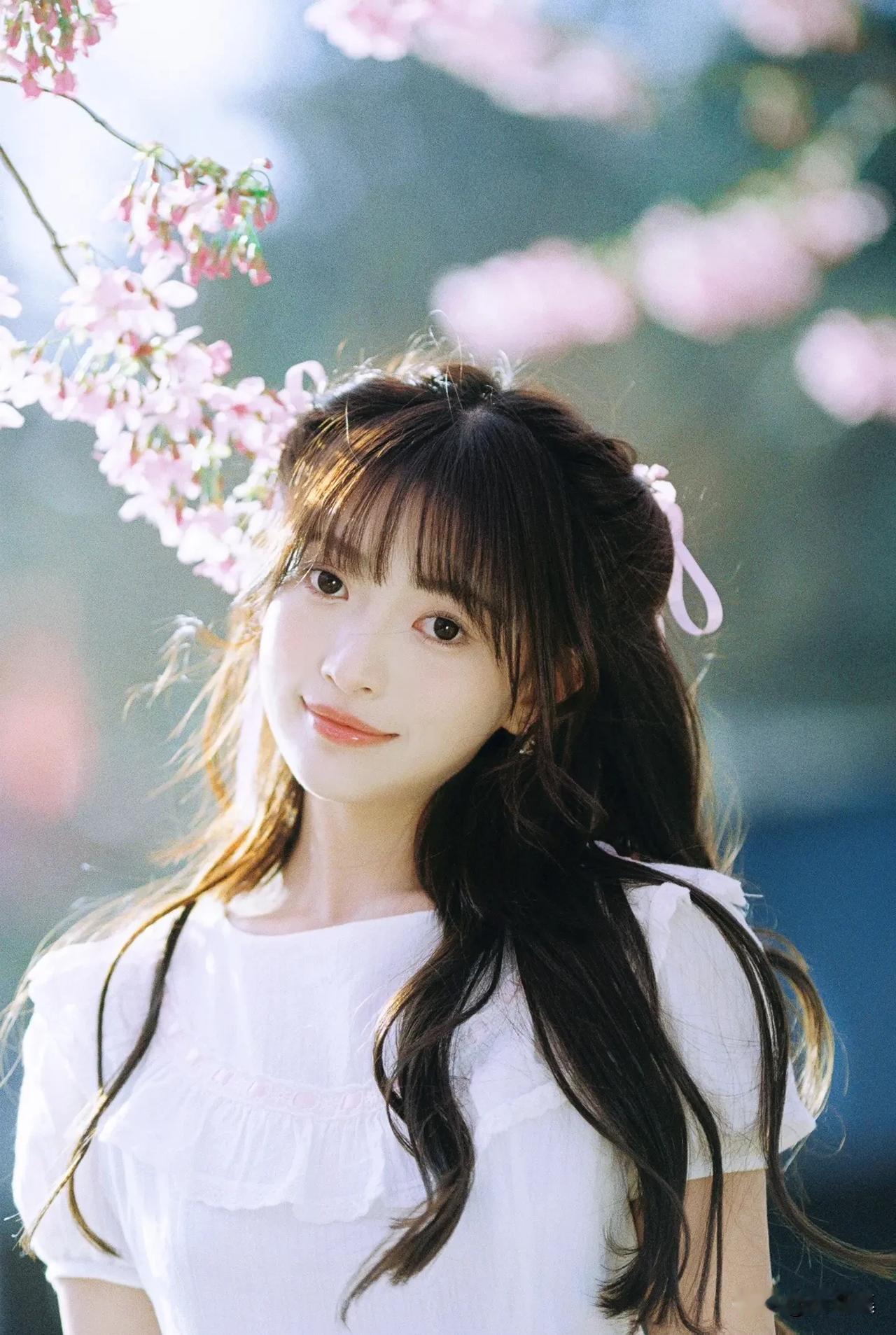 花间美人笑，春风满面娇。