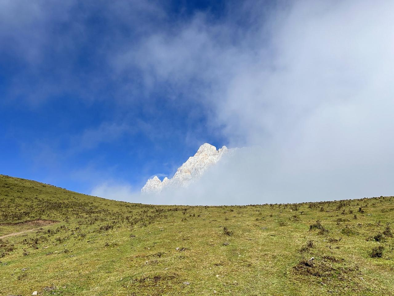 意境！旅行推荐官 治愈系风景 那远山呼唤我拍风景 云雾缭绕人间仙境 蓝天白云如期