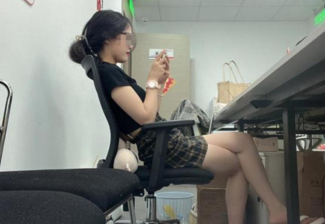 “白嫖成功！”陕西西安，一24岁女子入职某公司，工资15000，可上班不到1年就