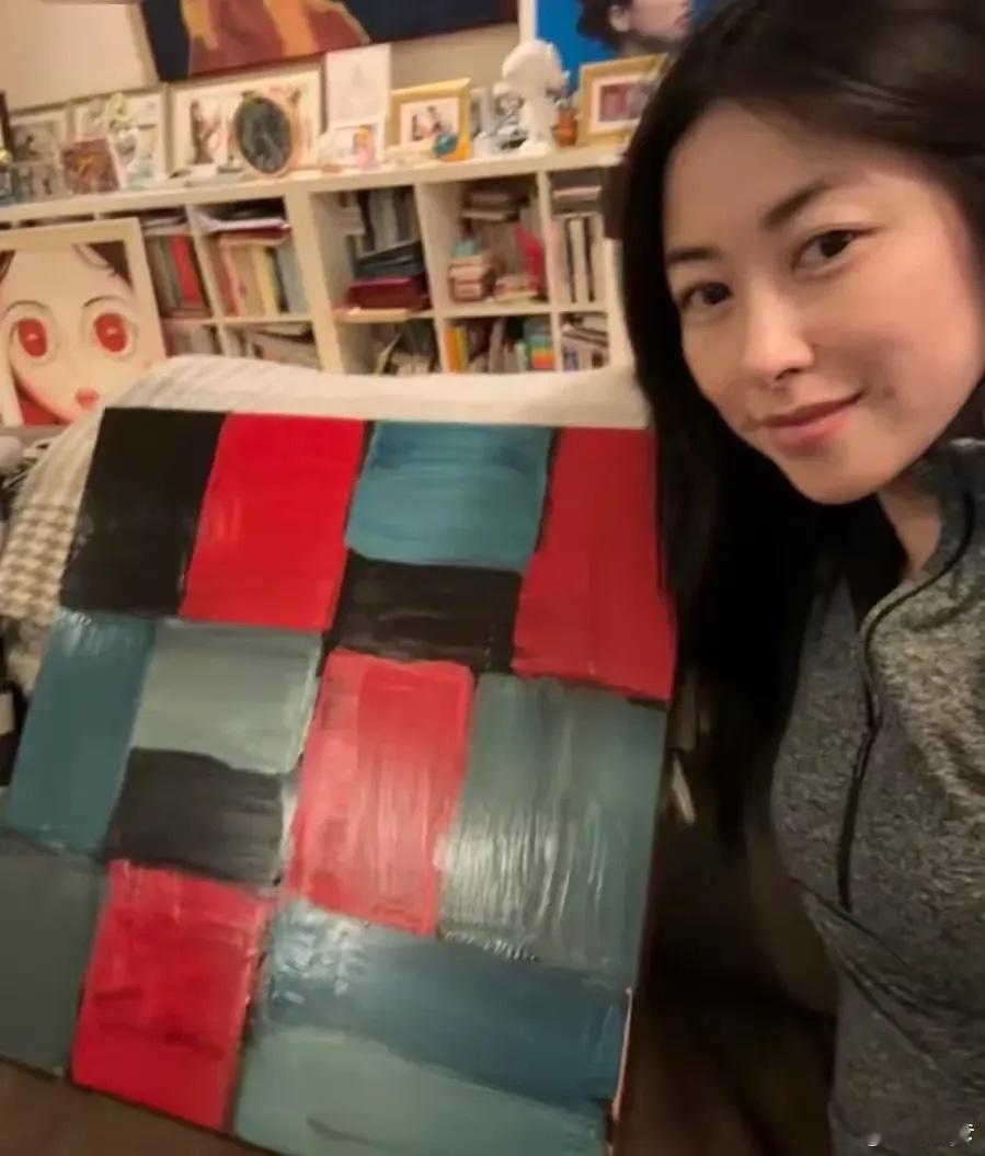 朱珠家的墙上里里外外挂着好多画，就像开画展一样，看起来很有艺术家气息。 