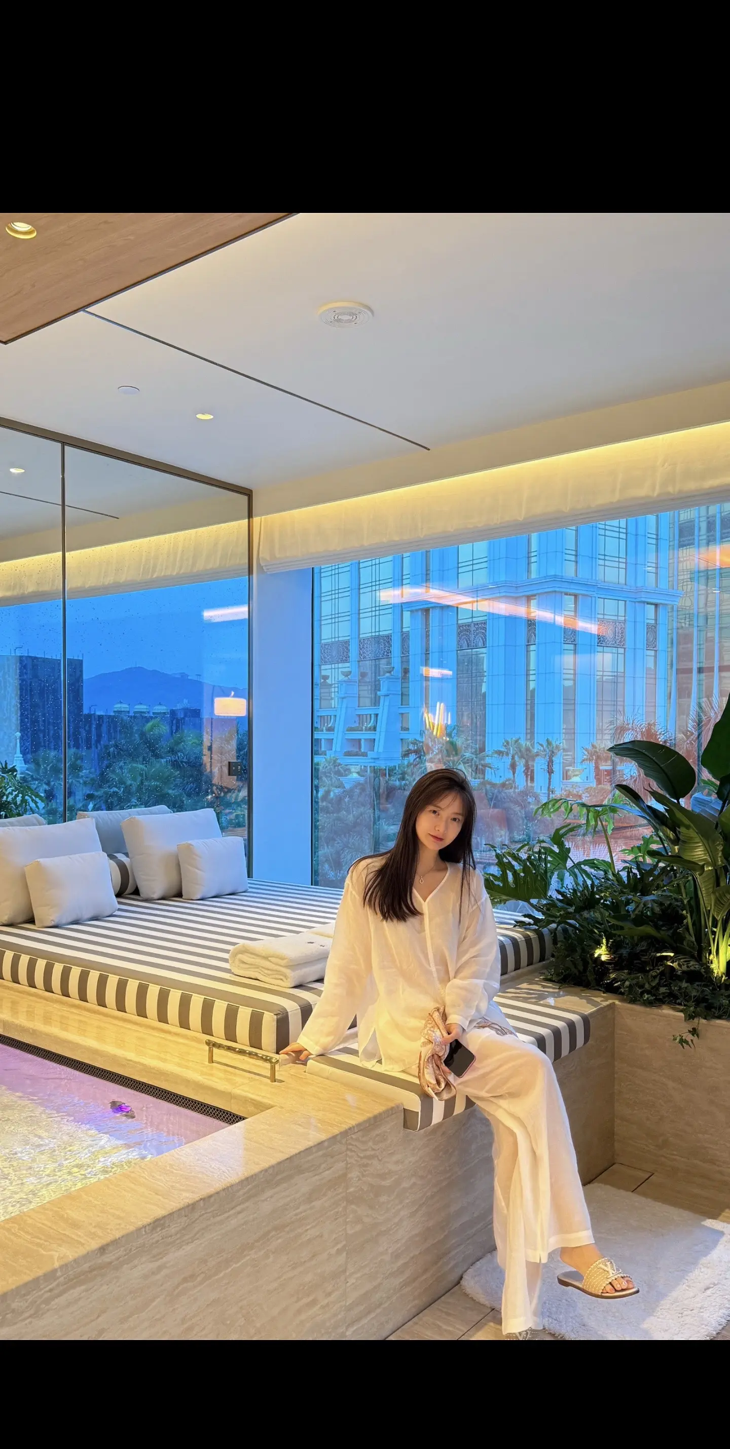女孩，你不必总是完美， 像春天允许枯枝与嫩芽共存， 你的脆弱与光芒同样珍贵。
