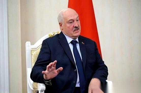 前脚刚把10倍音速的导弹架在欧洲家门口，17分钟就能冲到布鲁塞尔。
后脚就把美国