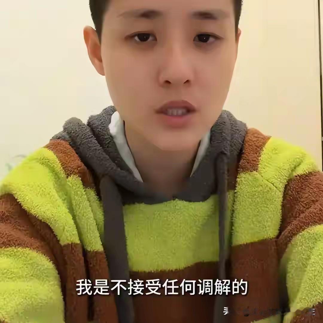 上海某小区内，有人将垃圾堆放在邻居门口，邻居善意提醒，却惹恼对方，惨遭三人围殴。