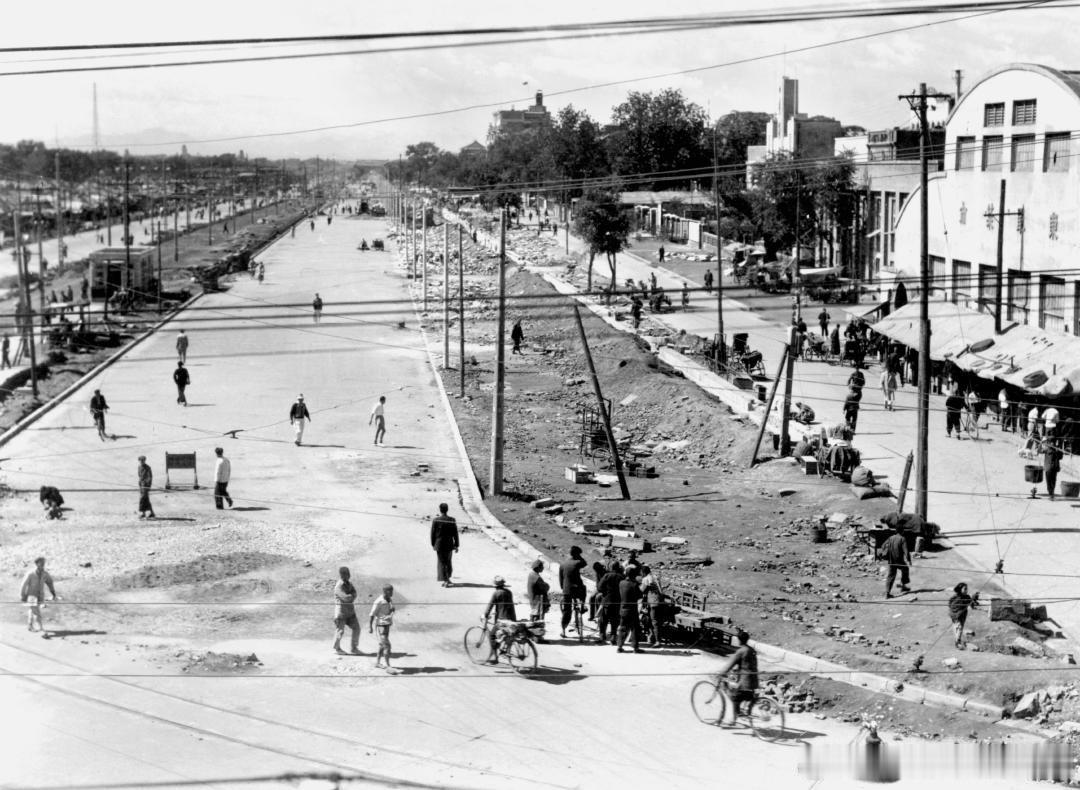1950 年，建设中的东长安街。摄影 齐观山 吴宝基 刘有声 ​​​