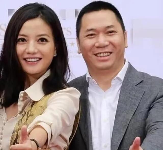 最近看到网友说赵薇要重新回归娱乐圈，不仅如此，黄晓明更是有了机会可以重新追求她，
