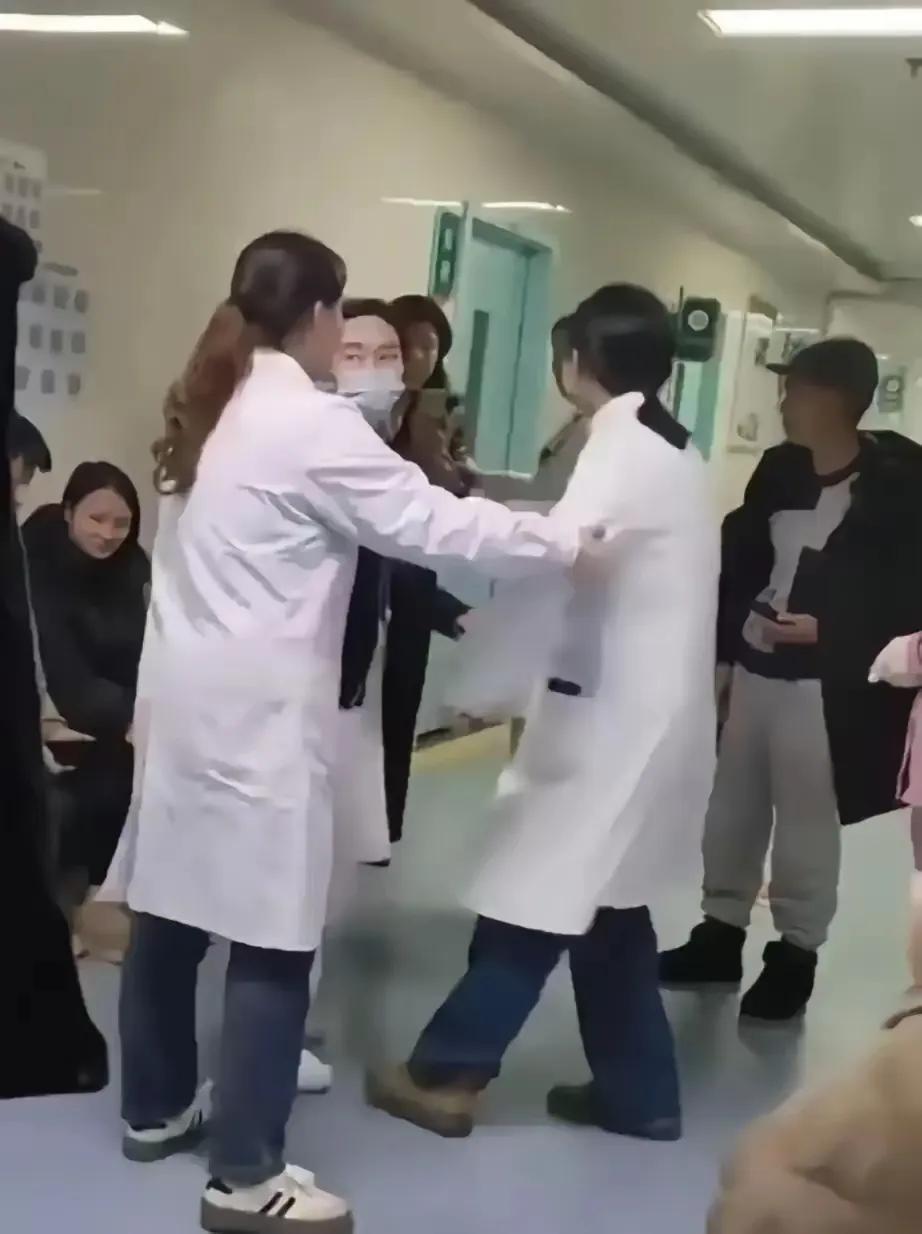 浙江温州。
女子的儿子22岁，患了睡眠呼吸暂停并鼻中隔偏曲，需手术。结算时总费用