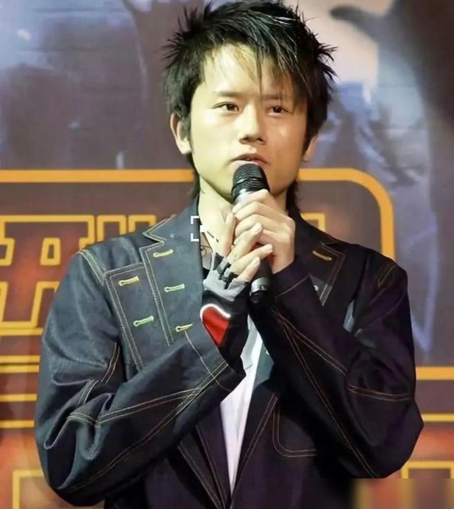 张杰的live实力确实能打。
高音稳得离谱，早年拿“华语Live王”，真不是吹的