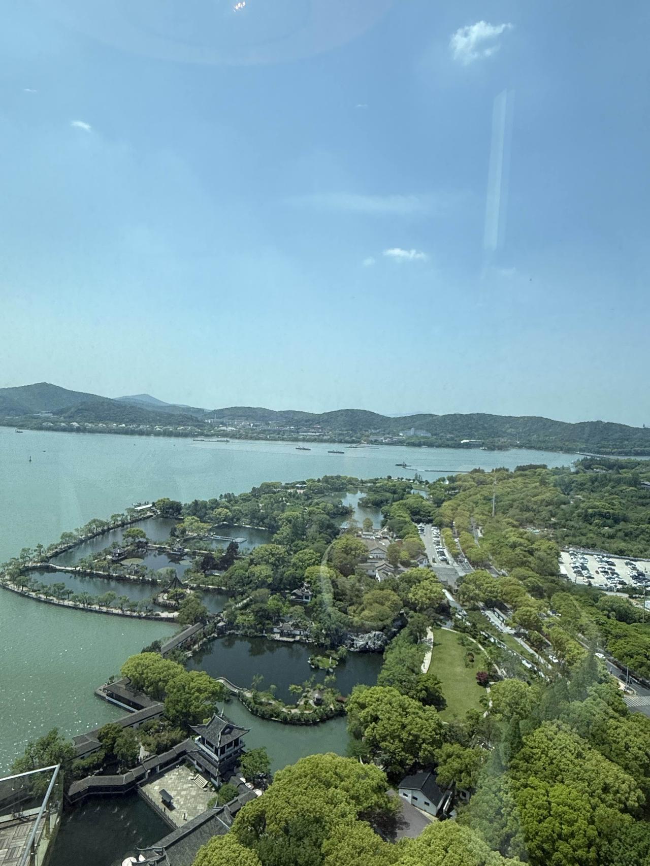 春到江南满眼绿，青山碧水泛柔波。