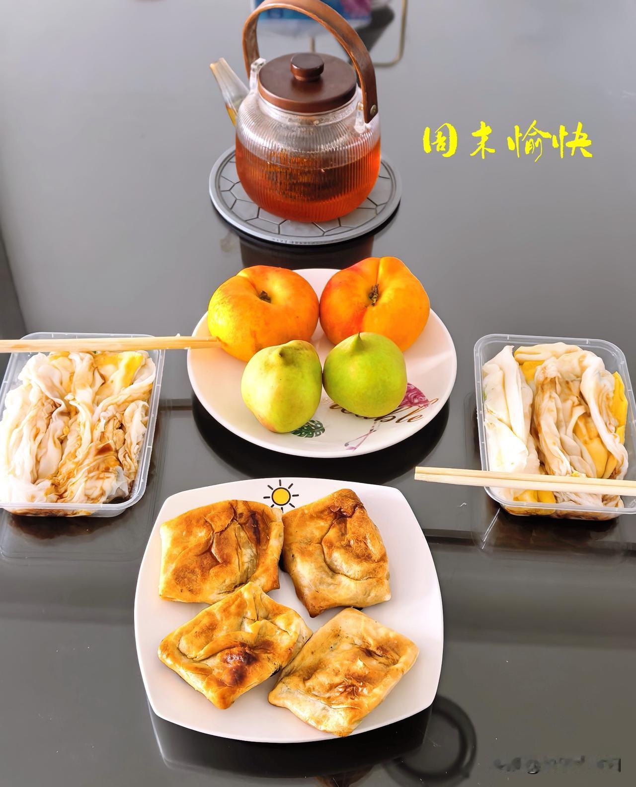 周末早餐拼盘～
从新疆千里背回来的烤包子，用空气炸锅复烤后外皮依旧酥脆，香到满屋