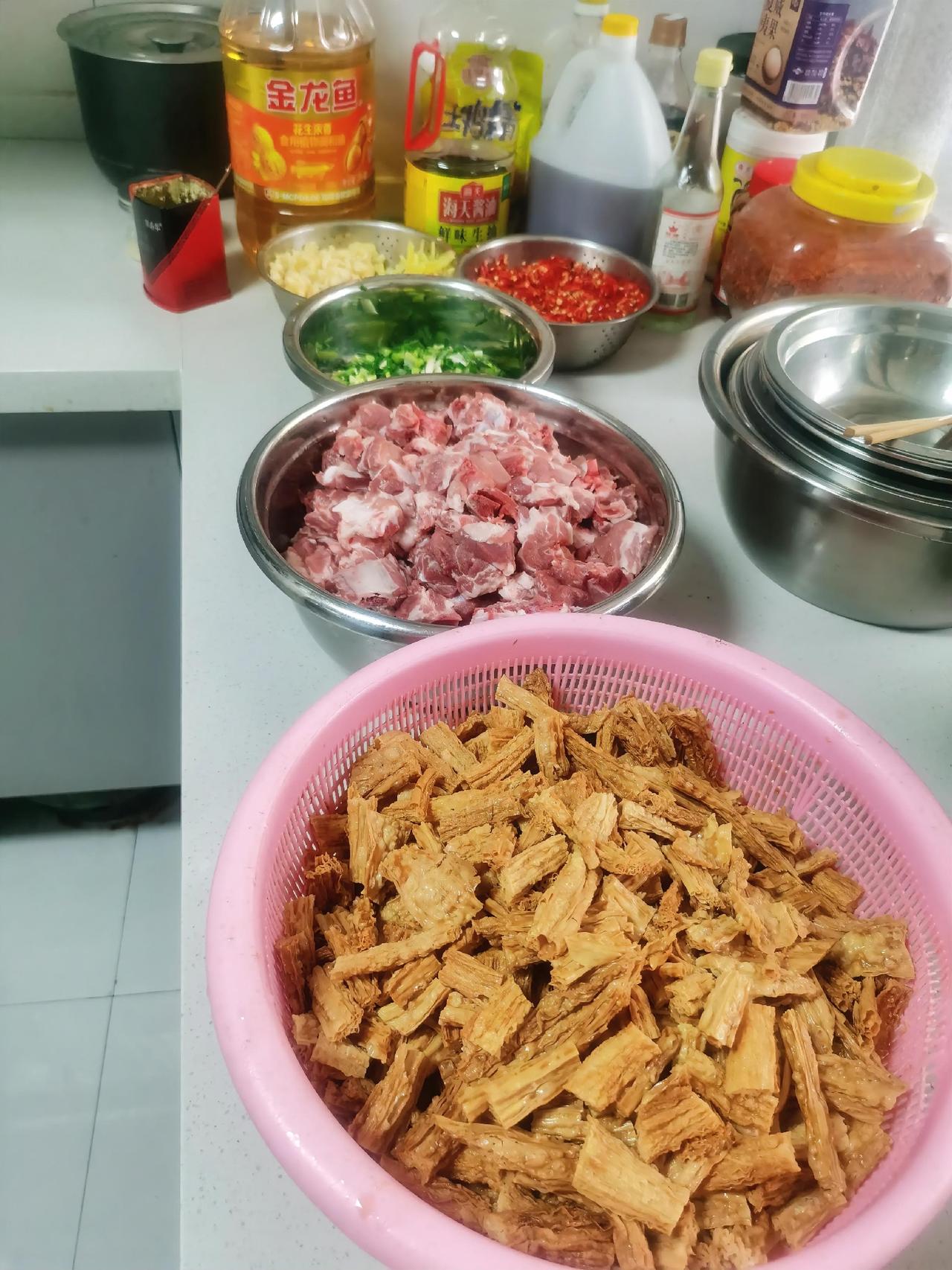 今日食堂家常菜谱：
红烧排骨腐竹
猪肉炒四季豆
山药骨头汤。

生活就像一锅粥，