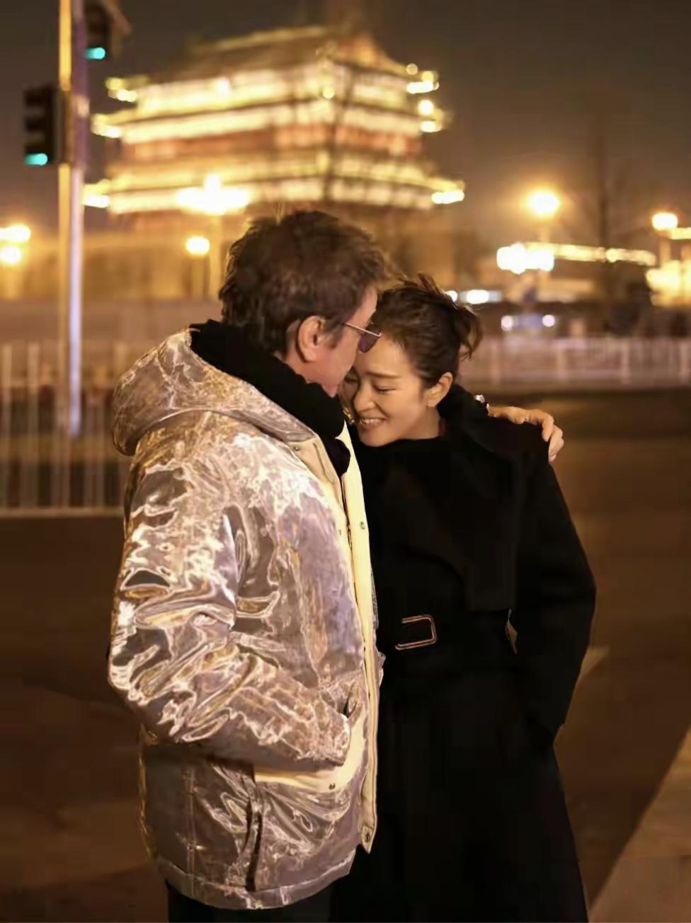 60岁巩俐带77岁老公逛北京中轴线，这波黄昏恋甜到齁了！根本看不出是一对老头老太