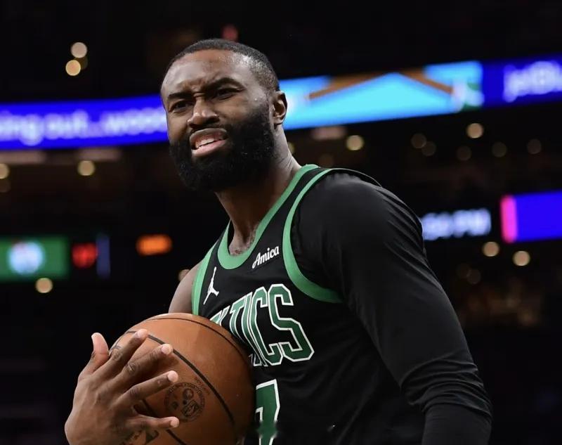 布朗怒批NBA判罚失衡！“吾之推人，即为进攻犯规；而SGA凭此动作，竟将冲击生涯