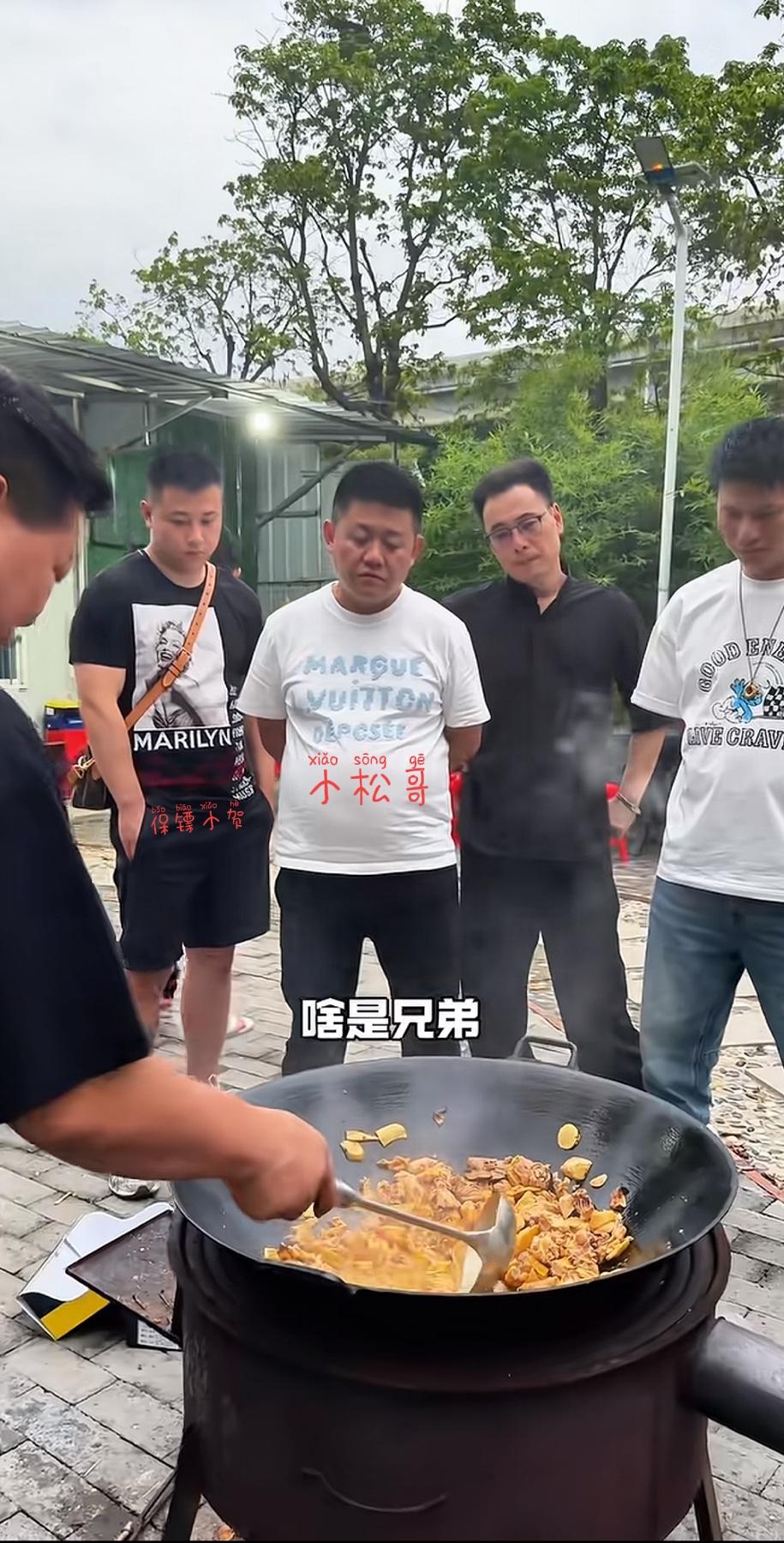 西安小松哥，带着保镖正在看张大炮炒菜，最近他突然做客中山张大炮的农场，张大炮舍不