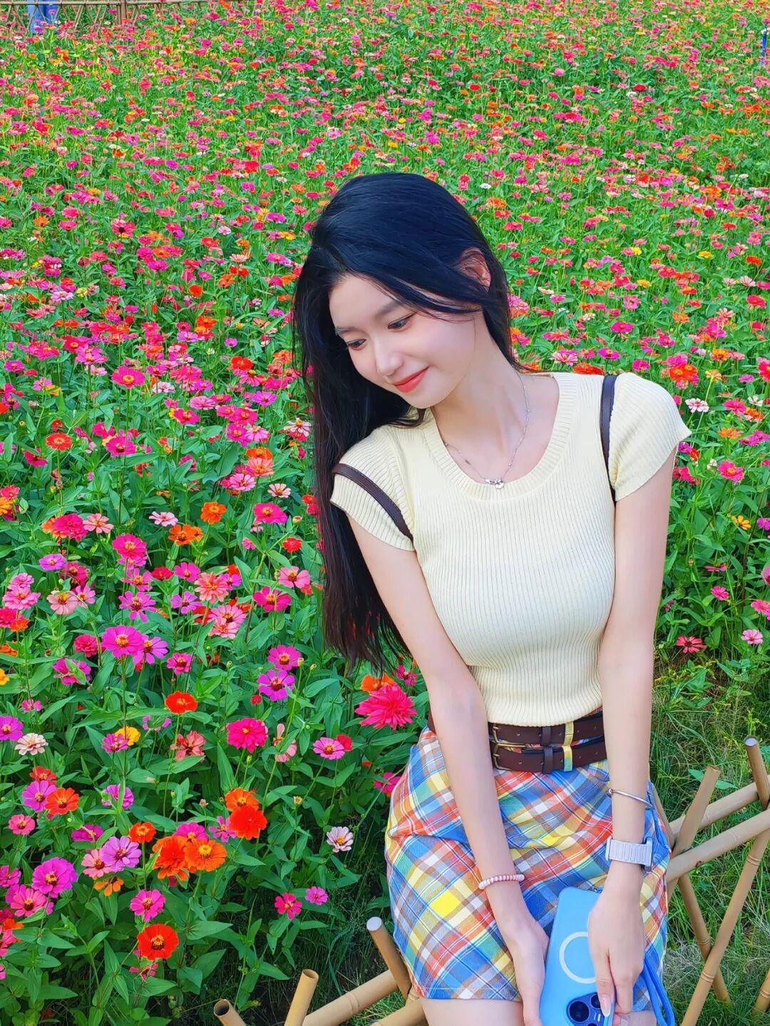 花海中的少女，微笑如花般绽放紫色花海少女 花海少女感 花海少女照 紫色花海女孩 