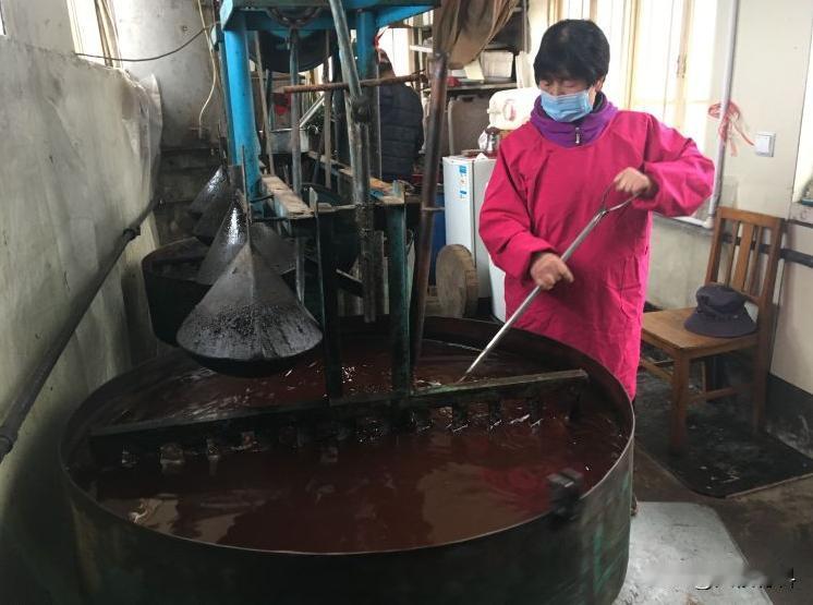 “红油”是什么油？有人用它勾兑香油精冒充香油售卖，被判了8年！

香油这瓶厨房里